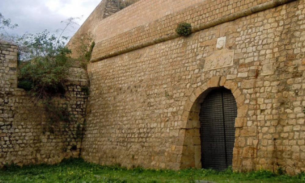 Κρήτη: Στα ενετικά τείχη έκρυβαν ναρκωτικά δύο Αλβανοί!